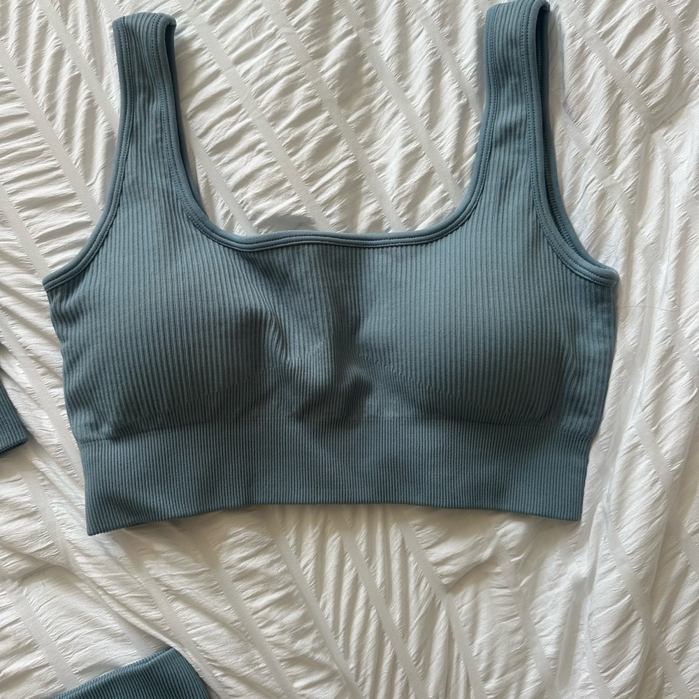 Amazon Ribbed Seamless Athletic Set - Picture 4 of 8